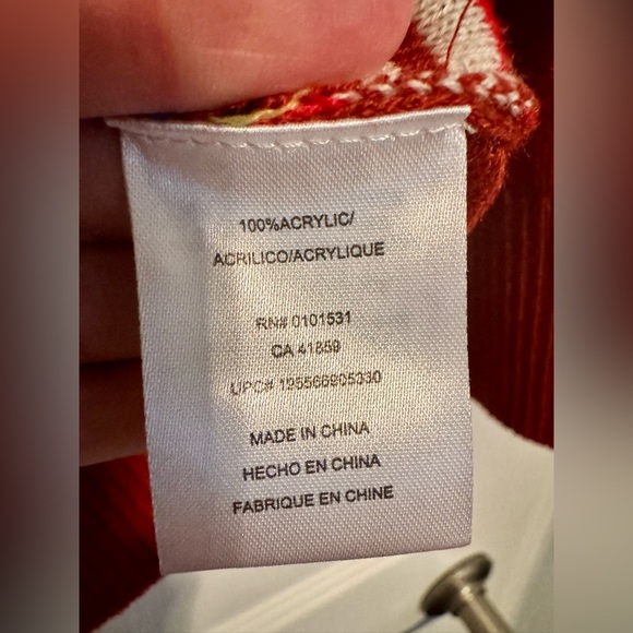 NWT Marvel sweater featuring the Avengers - Picture 4 of 9